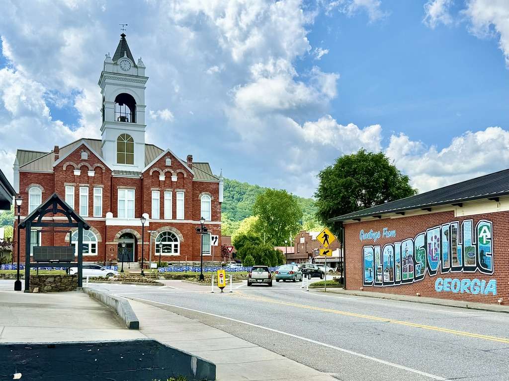 Downtown Blairsville restaurants shopping and mountain town lifestyle