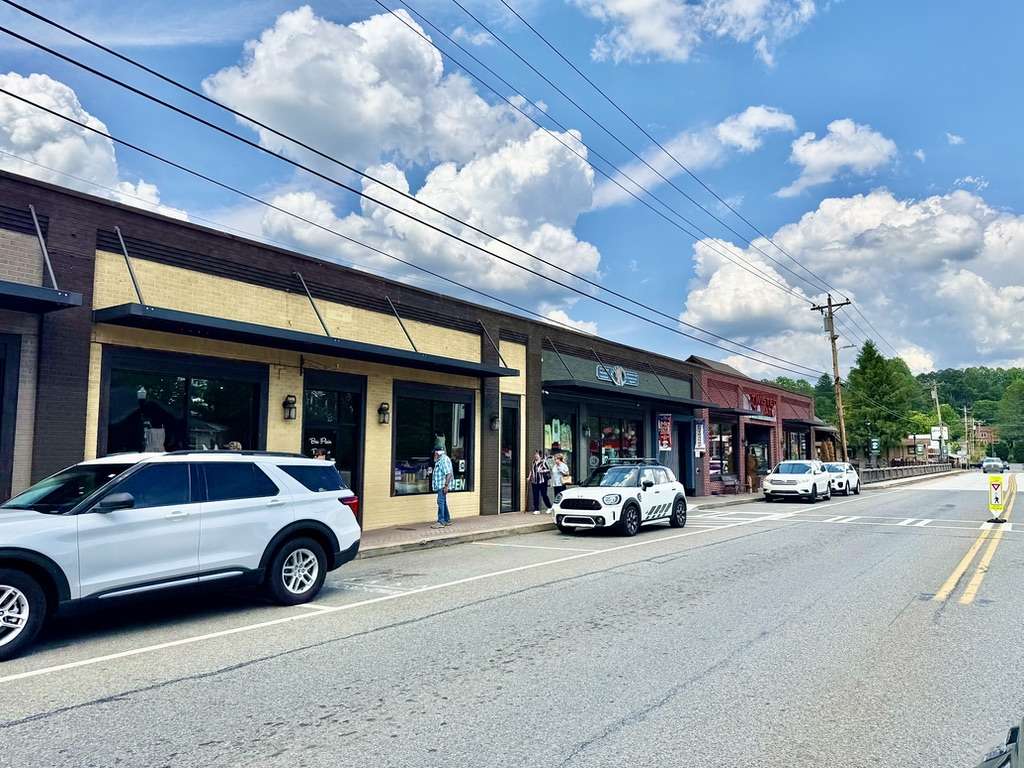 Riverwalk Shops in McCaysville GA near the Toccoa River
