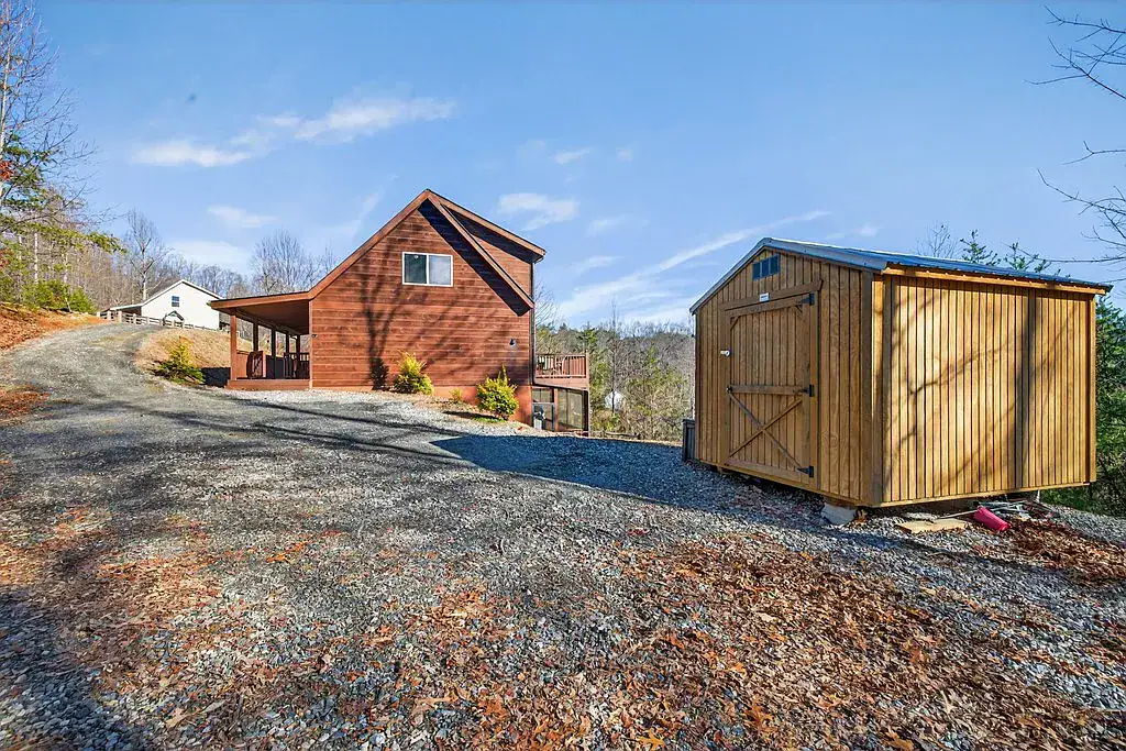 223 Redbud Lane Hiawassee GA mountain cabin